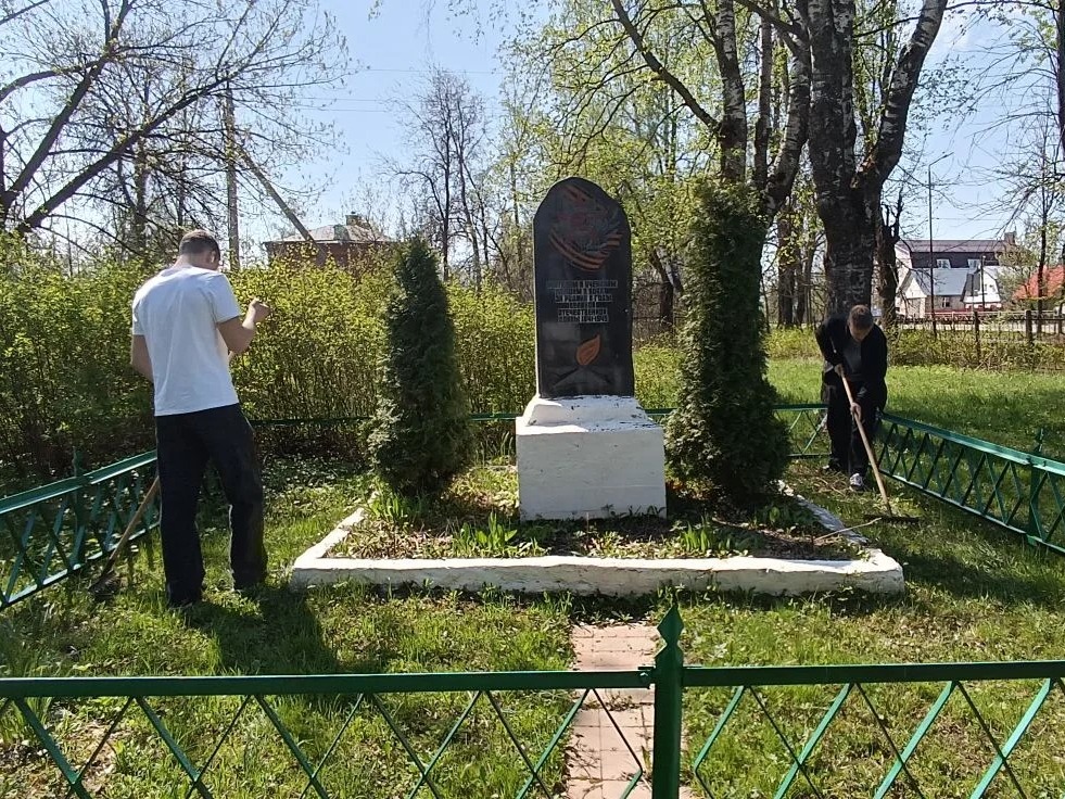 Хранители истории. Уход за памятником Хранители истории. Уход за памятником.